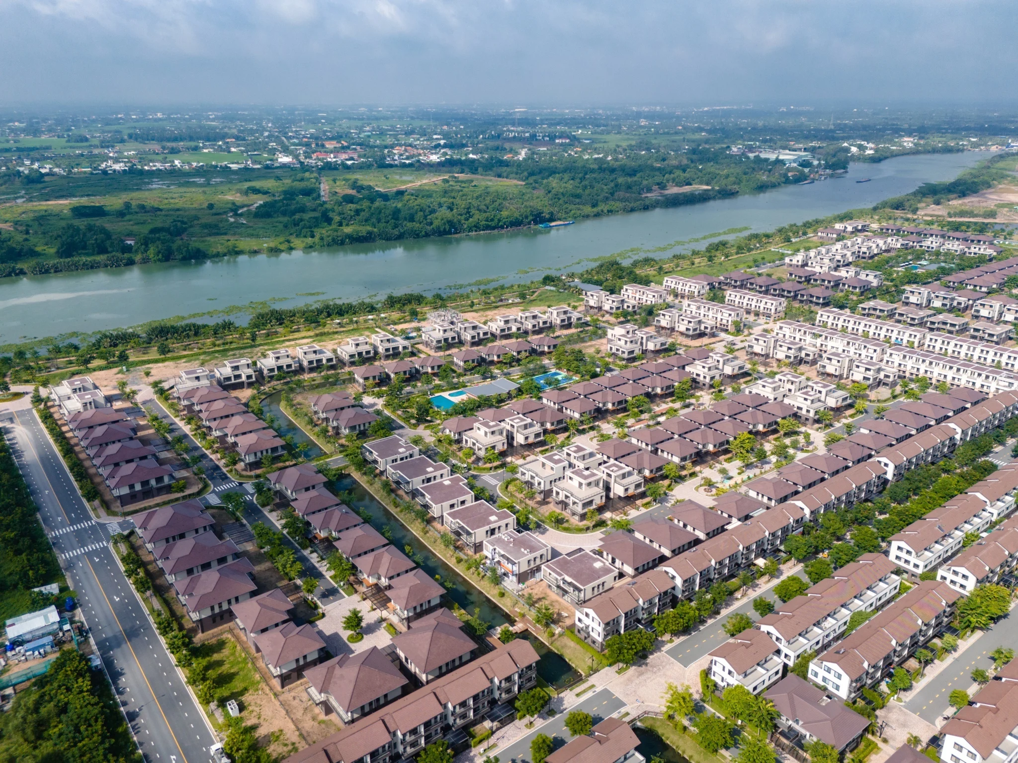 The Aqua Signature sở hữu vị trí đắt giá ôm trọn mặt kênh đào và liền kề sông Vàm Cỏ Đông.